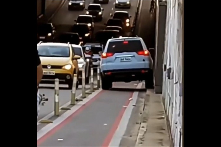 Carro invadiu ciclofaixa enquanto circulava na contramão