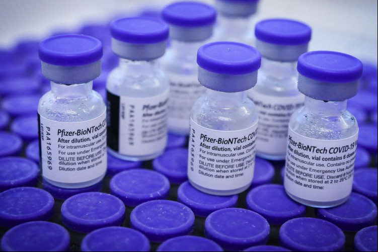 Vacinação com terceira dose eleva efetividade contra variante Ômicron do coronavírus
