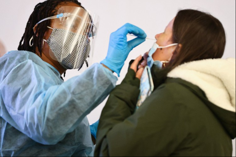 Exame swab nasofaríngeo Covid a uma pessoa, em meio a um aumento de casos da variante Ômicron