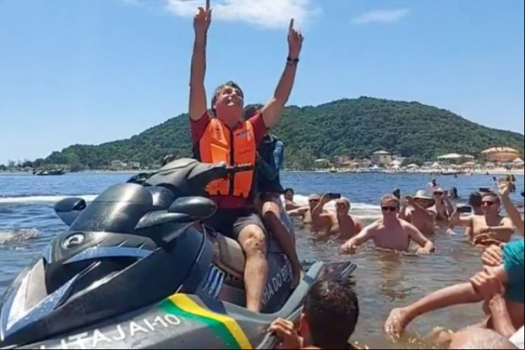 Bolsonaro ava férias em Santa Catarina e é criticado por decidir pela "folga" concomitante aos eventos trágicos na Bahia