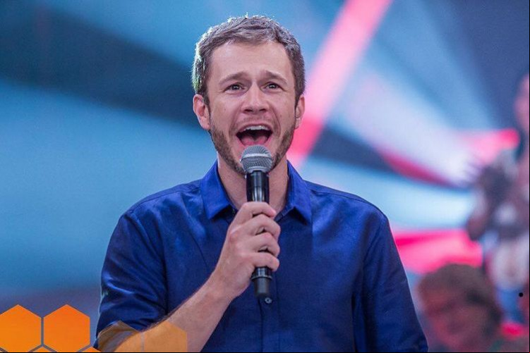 O apresentador Tiago Leifert não apresentará o Big Brother Brasil 2022 (BBB 22)
