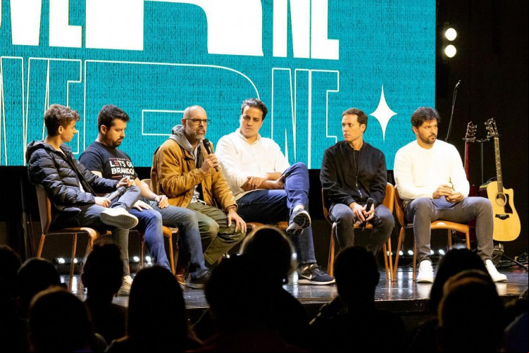 Nos EUA, ministro Fabio Faria (na ponta direita, de branco) participa de evento ao lado de Allan dos Santos (no centro), blogueiro bolsonarista foragido da Polícia Federal desde outubro de 2022 sob acusações de ataques à democracia e as instituições brasileiras.