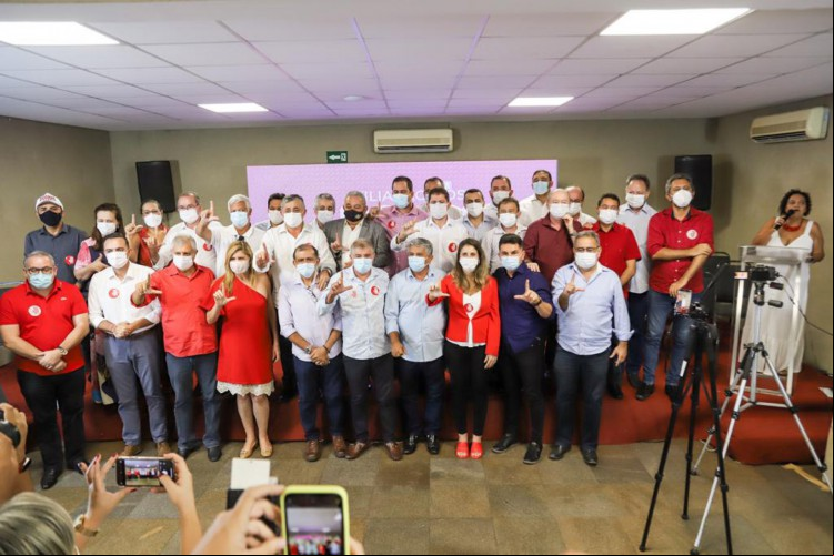 PT do Ceará filia 12 prefeitos de municípios cearenses