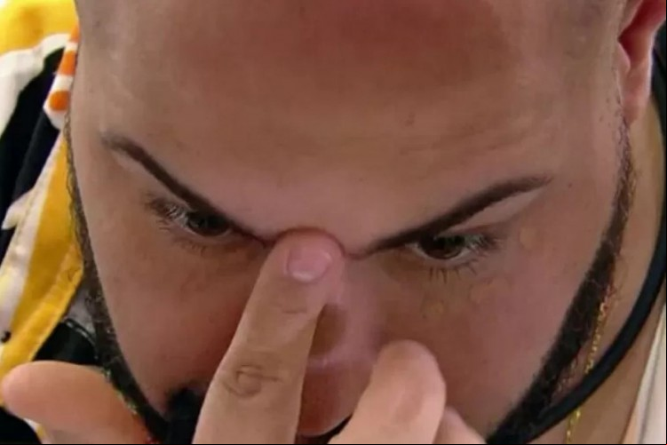 Neto da fundadora da Jequiti, Tiago Abravanel usou produto da Avon durante ação da patrocinadora do BBB 22. As marcas trocaram ironias no Twitter; confira 
