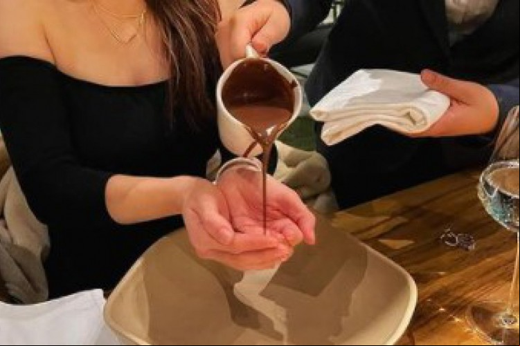 Restaurante que oferece chocolate nas mãos vira meme nas redes sociais