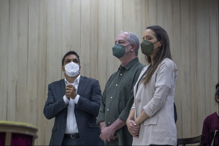 Pré-candidato do PDT participou ontem de culto evangélico em Fortaleza ao lado de Cabo Daciolo