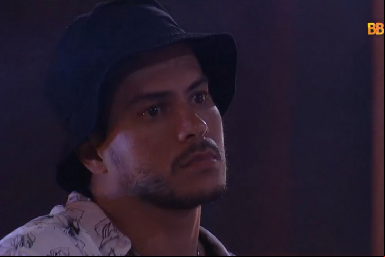 Arthur Aguiar justifica voto em Natália por