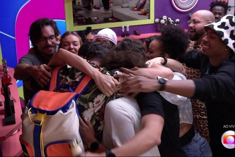 Gustavo e Larissa, participantes da Casa de Vidro do BBB 22, são recepcionados pelos participantes após entrarem no programa