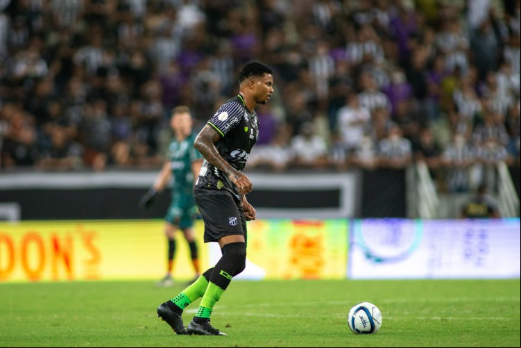 Zagueiro Lucas Ribeiro com a bola no jogo Ceará x Sampaio Corrêa, na Arena Castelão, pela Copa do Nordeste