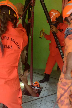Bombeiro entrando em poço para resgatar criança de dois anos de idade 