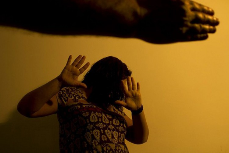 Imagem de apoio ilustrativo. Mulher foi atacada com mordidas no queixo, lábios e nariz pelo homem