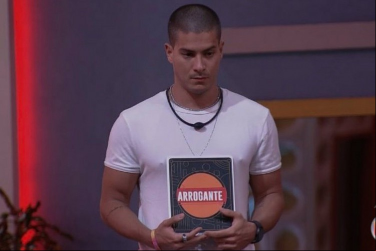 Arthur Aguiar é acusado de cometer