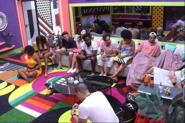BBB 22: elenco da edição reunido na sala; saiba que horas começa o programa de hoje (25/03) e o que vai ar