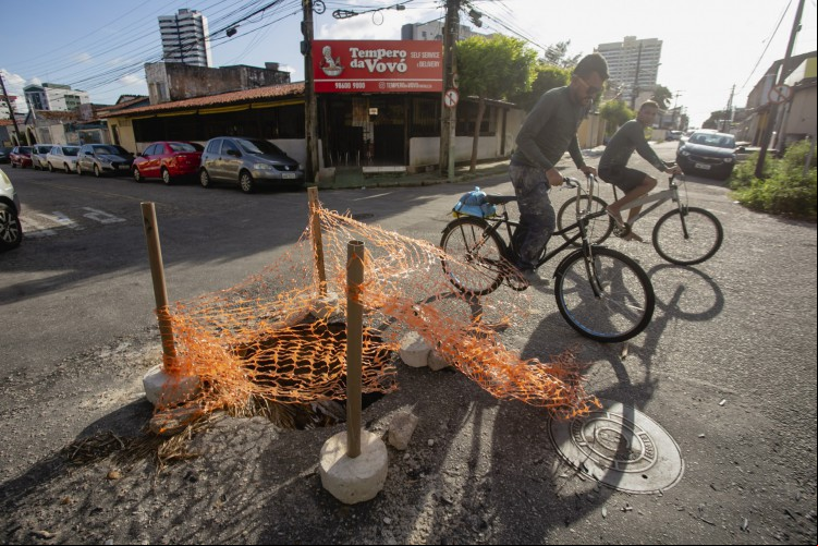 Buraco na rua Eusébio de Sousa com Joaquim Magalhães