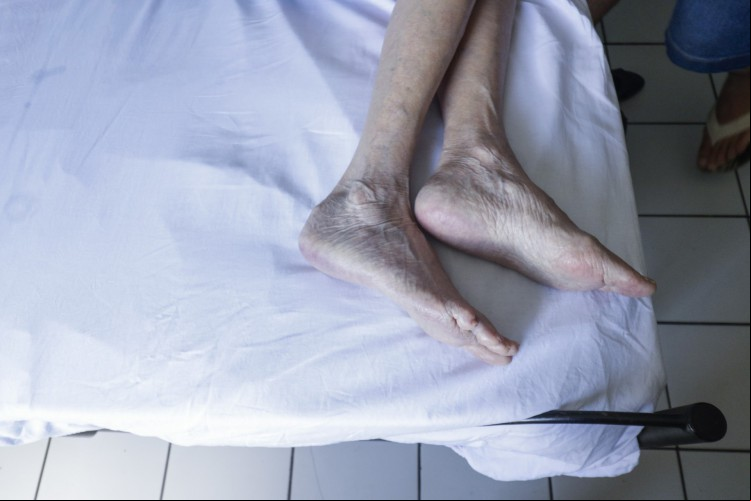 Hospitais abrigam idosos com vínculo enfraquecido com familiares e sem residência