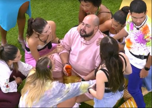 Imagem de Tiago Abravanel sendo aparado pelo brothers do BBB22 virou meme na internet 