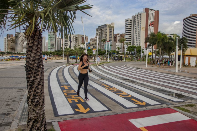Fortaleza, Ce BR, 23.05.22 Fortaleza implantou, na avenida Beira Mar, a segunda maior faixa de pedestre de Fortaleza (Foto: Fco Fontenele)