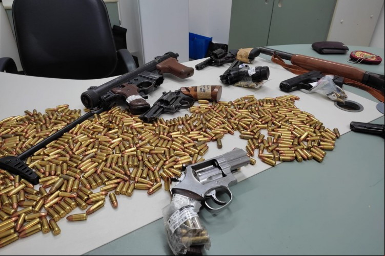 Armas apreendidas ao longo de dois anos da operação deflagrada nesta quarta-feira, 25