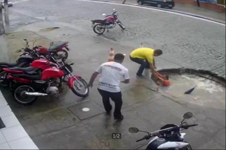 Mulher cai em cratera que se abriu no Centro de Cascavel na manhã desta quinta-feira, 2