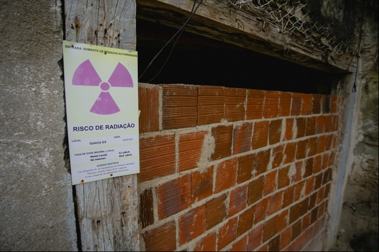 Uma das três galerias que usaram para fazer as pesquisas dos minérios de Santa Quiteria com a placa que indica risco de radiação