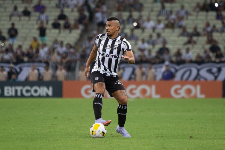 Volante Fernando Sobral no jogo Ceará x Coritiba, na Arena Castelão, pelo Campeonato Brasileiro Série A