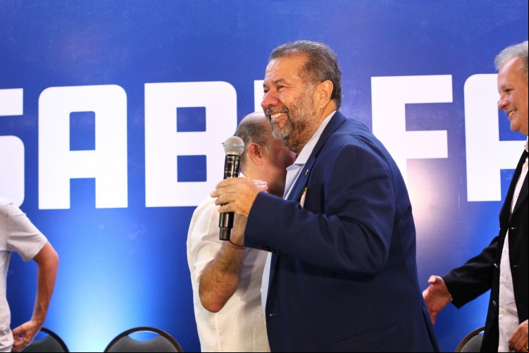 Carlos Lupi, presidente nacional do PDT, abraça Roberto Cláudio em evento no PDT em Fortaleza, após cantarolar que "o melhor prefeito do Brasil vai virar governador"