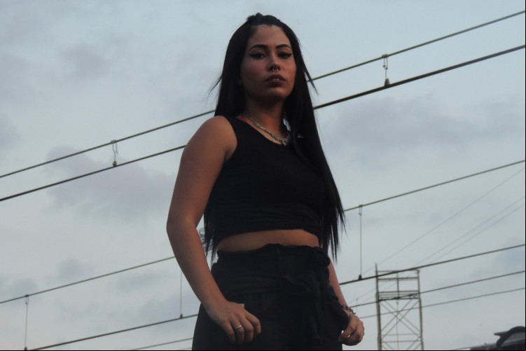 Alice K (@alicekoficial) trabalha nos trens e metrôs do Rio de Janeiro e teve um vídeo viralizado cantando música de Anitta