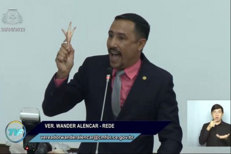 Vereador leva sobras de galinha à Câmara de Fortaleza
