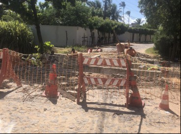 Ponte que dá o ao centro da Praia de Guajiru, no município de Trairi, a 124 quilômetros de Fortaleza, está com a estrutura danificada desde o começo do mês de junho; local ainda não foi reparado 