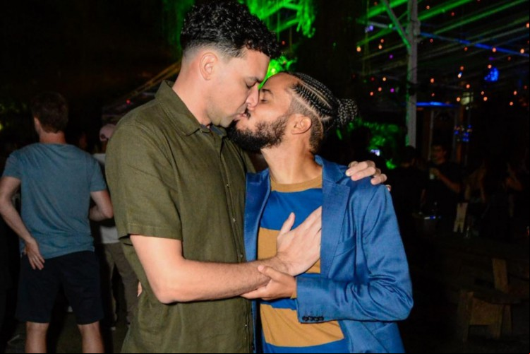 Charles Gama e Diogo Pinheiro em bar na Gávea comemorando vitória em No Limite