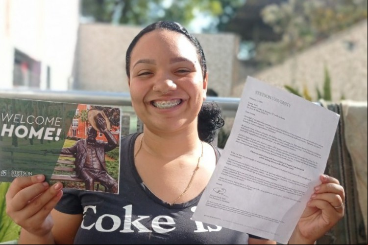 Lorena Drumond tem 19 anos e foi aprovada em 32 universidades do exterior.