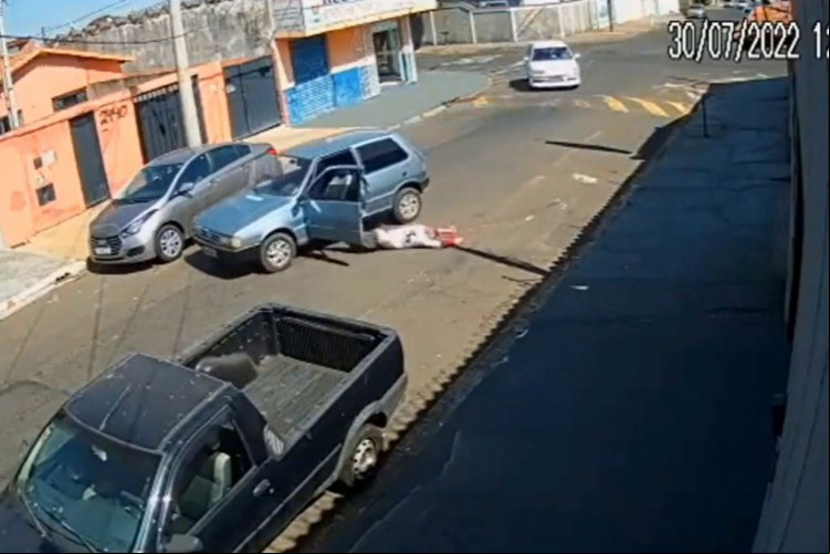 Motorista cai de carro em movimento em Franca (SP).