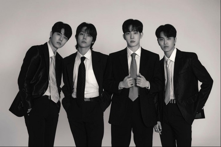 A banda The Rose é composta por (da esquerda para a direita): Lee Hajoon (bateria), Kim Woosung (vocal, guitarra), Park Dojoon (vocal, teclado) e Lee Jaehyeong (baixo)