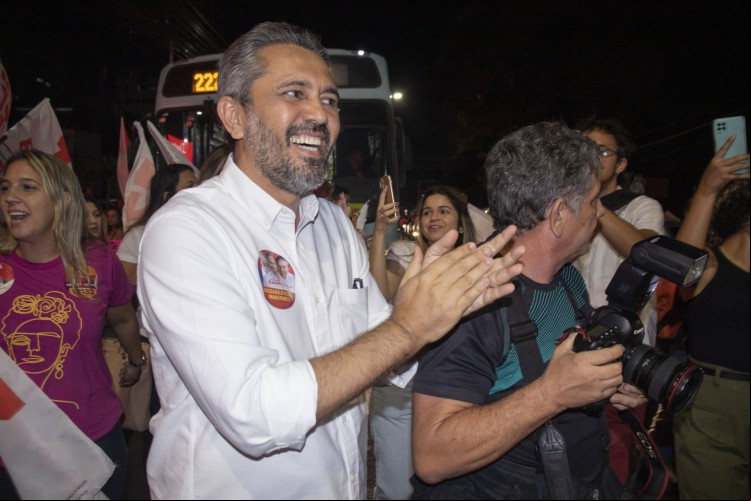 ￼ELMANO FREITAS esteve em adesivaço nos cruzamentos Antônio Sales com Rui Barbosa