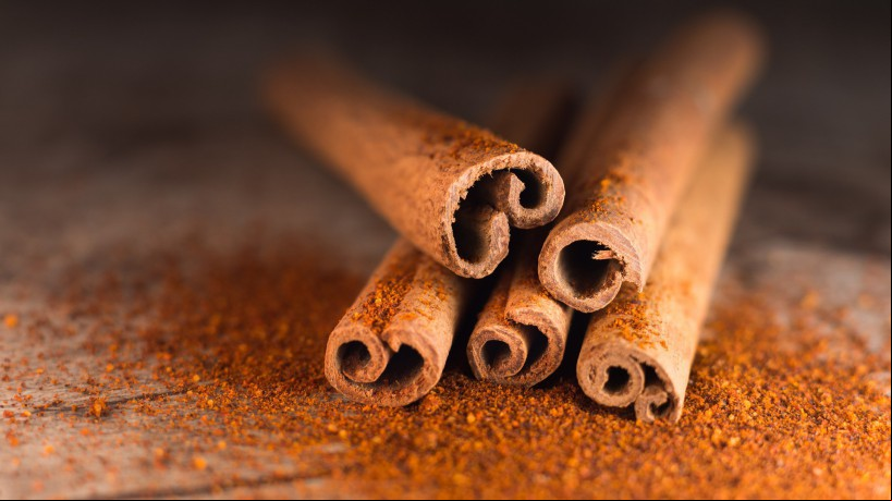 A canela pode ser consumida em pau, como é extraída da árvore, ou em pó, após ser moída. Co...