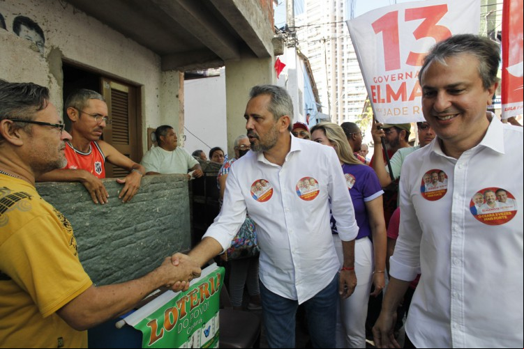 ELMANO visitou ontem com Camilo a Comunidade das Quadras, na Aldeota