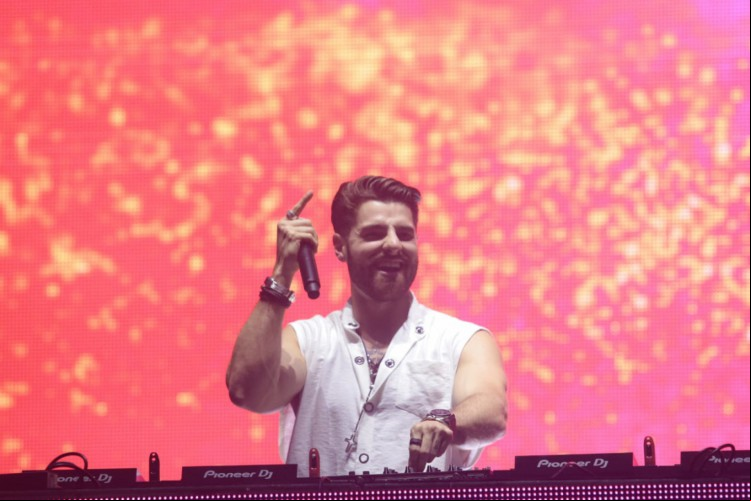 DJ Alok irá exibir show de drones durante apresentação no Réveillon 2023 de Fortaleza