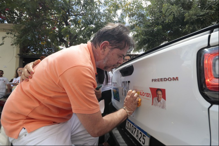 Cid prega adesivo de Camilo