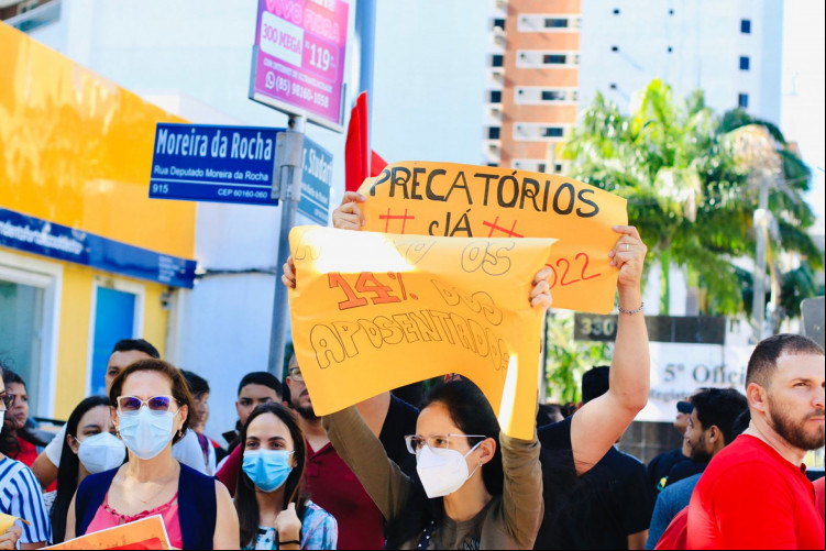 O protesto da Apeoc ocorreu nesta segunda, 5, em frente ao Palácio da Abolição