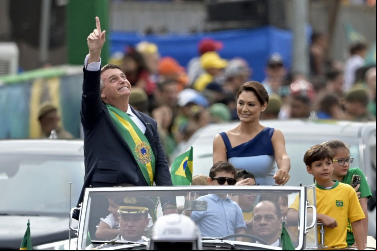  Bolsonaro sugeriu comparar primeiras-damas como critério de voto