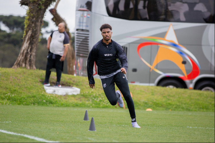Zagueiro Lucas Ribeiro em treino do Ceará no CT do Caju, em Curitiba