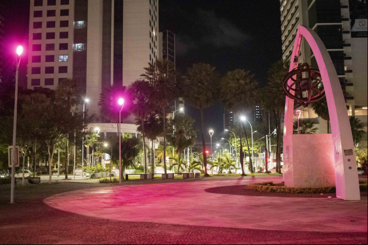 PRAÇA Portugal é um dos espaços de Fortaleza que estão iluminados de rosa