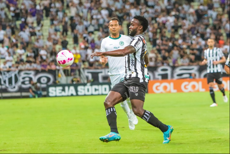 Ceará e Goiás se enfrentaram na Arena Castelão em jogo válido pela 30ª rodada do Brasileirão. Na foto, Mendoza na disputa de bola.