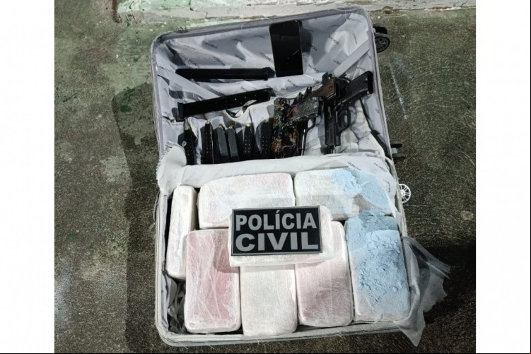 Ao todo, carregamento tinha 21 quilos e 200 gramas de cocaína, três pistolas 9 mm, munições e carregadores para as armas