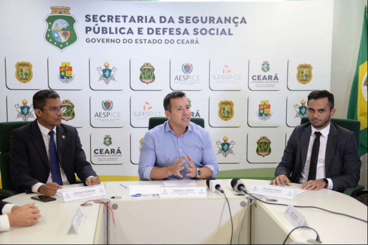 DELEGADO geral Sérgio Pereira: secretário Sandro Caron e o diretor do Departamento de Inteligência, Edvando França, durante a coletiva