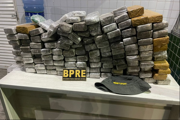 Polícia Militar do Ceará apreendeu mais de 90 kg de maconha em Posto de Fiscalização Fixa, no Crato.