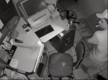 Imagens de uma câmera de segurança flagraram um homem furtando uma lotérica no Centro de Milagres, a 482 quilômetros de Fortaleza, na madrugada dessa sexta-feira, 28 