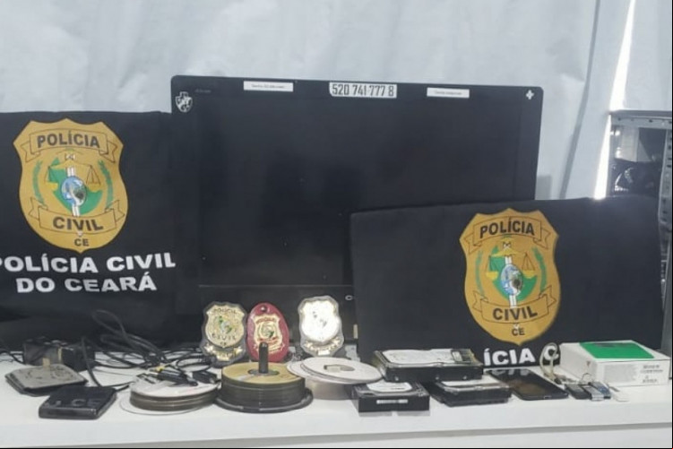 Polícia Civil levou todos os pertences que continham conteúdos pornográficos infantojuvenis