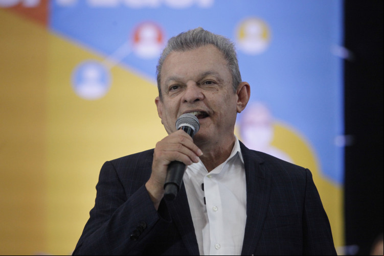FORTALEZA, CE, BRASIL, 08.11.2022: José Sarto, prefeito de Fortaleza, divulga vencedor do troféu Servidor Destaque para Lindemberg Gomes Nunes, agente da AMC.  Dia do servidor com palestra de Drauzio Varella. Centro de Eventos.