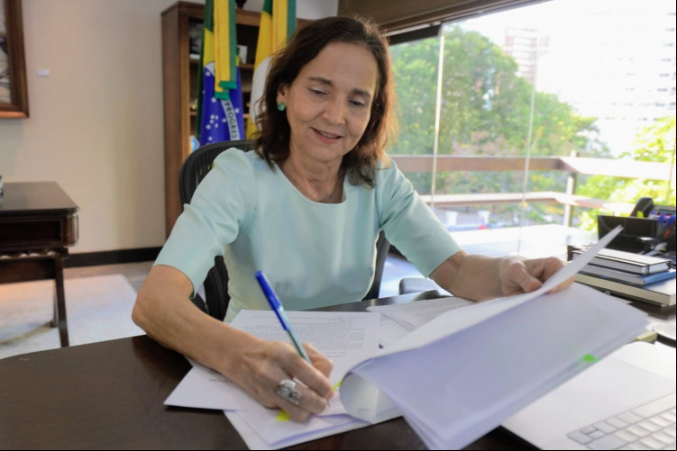 Governadora sancionou lei um dia após matéria ter sido aprovada na Assembleia Legislativa do Ceará